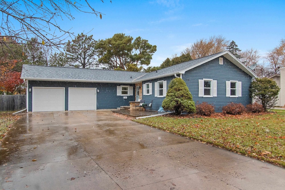 1719 S Perkins St, Appleton, WI 54914 - photo 1