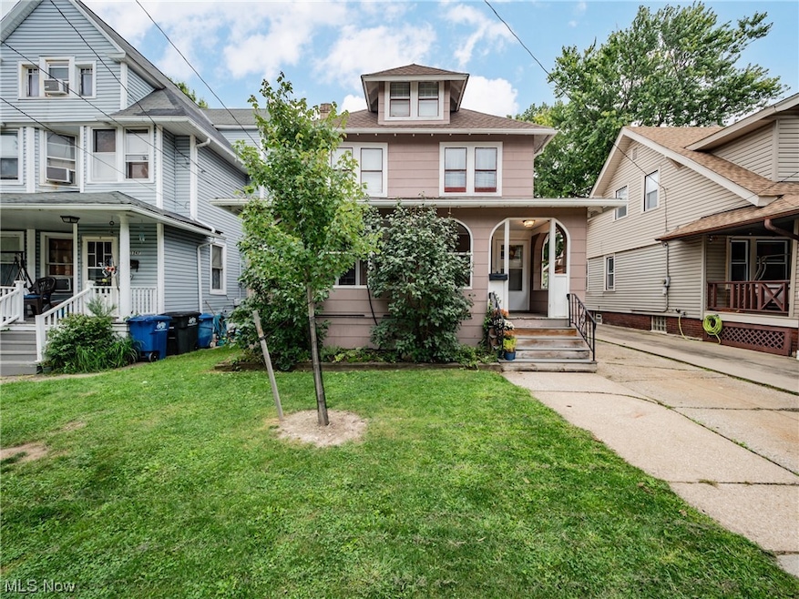 View of front facade featuring a front yard and a porch