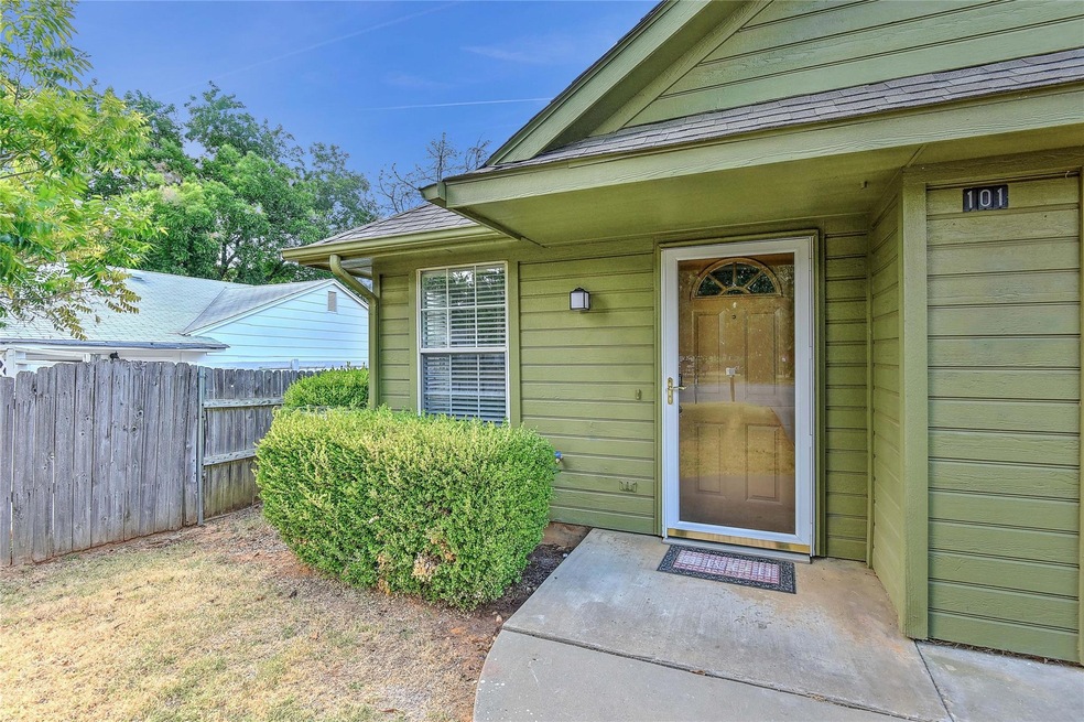 1014 W Coffin St unit 101, Denison, TX 75020 - photo 1