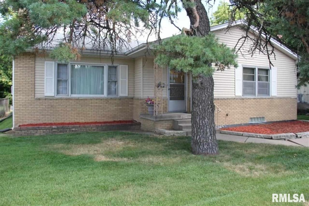 612 E Locust St, Davenport, IA 52803 - photo 1