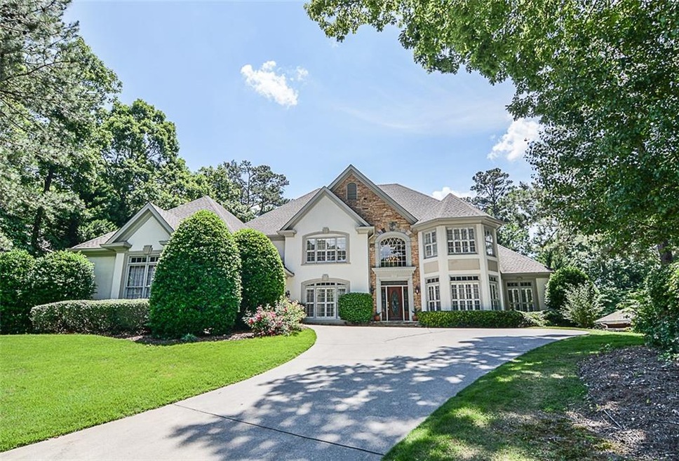 Gorgeous home with courtyard driveway