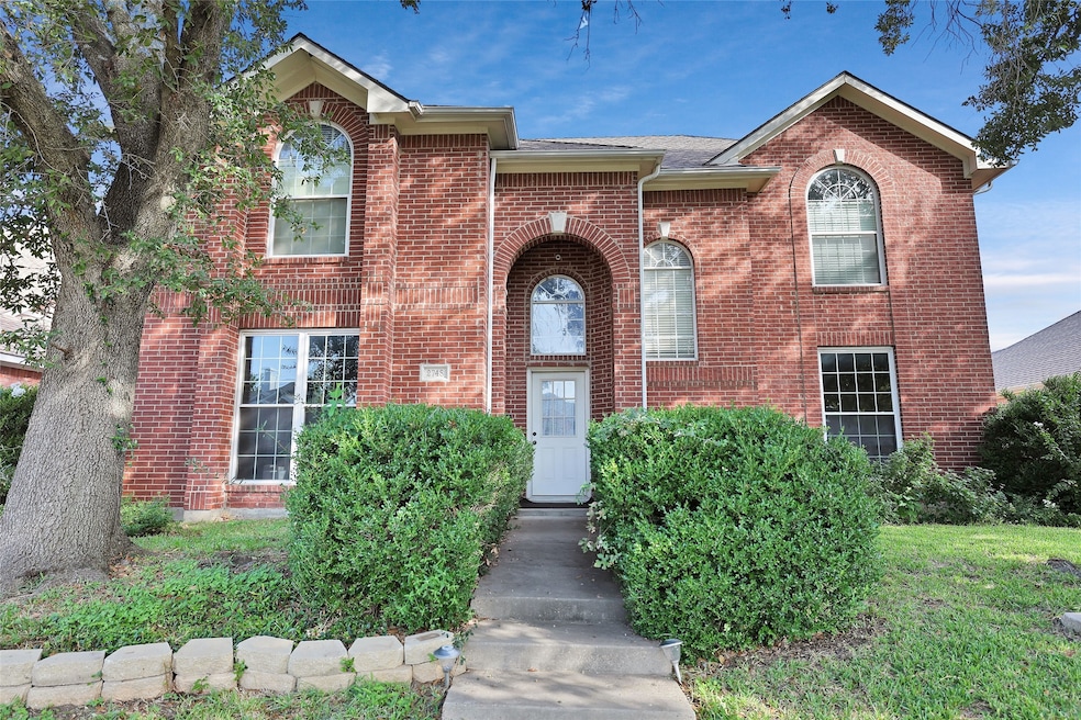 2748 Oak Hollow Dr, Grand Prairie, TX 75052 - photo 1