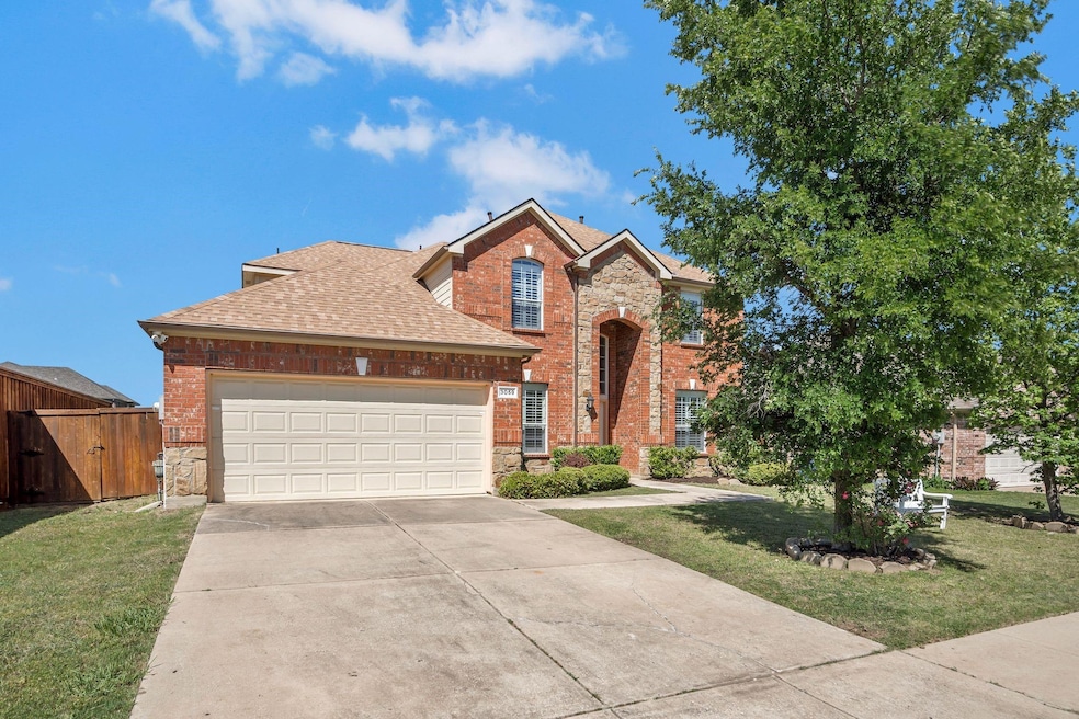 Traditional-style house featuring a front lawn, dr