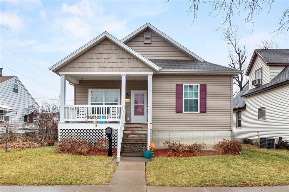 1233 10th St NW, Cedar Rapids, IA 52405 - photo 1