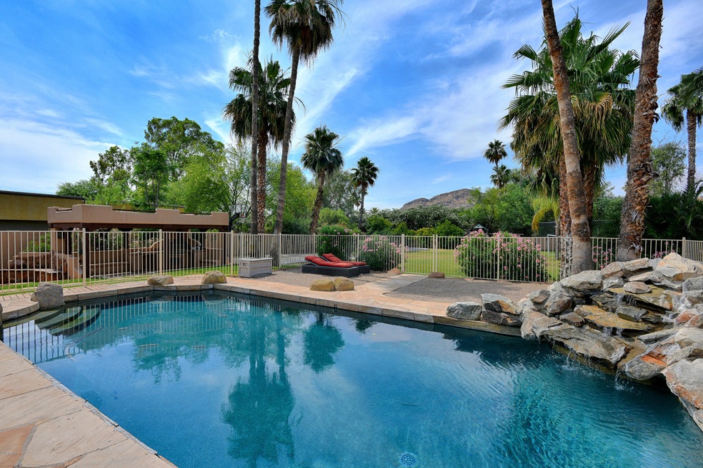 Fenced pool w/fountain