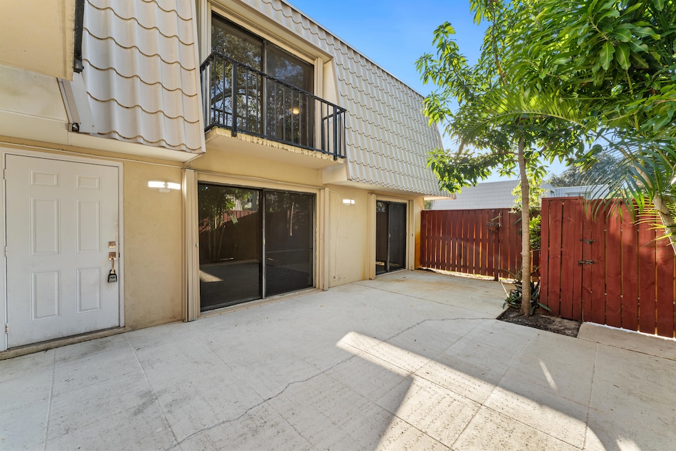 1700 Embassy Dr unit 708, West Palm Beach, FL 33401 - photo 1