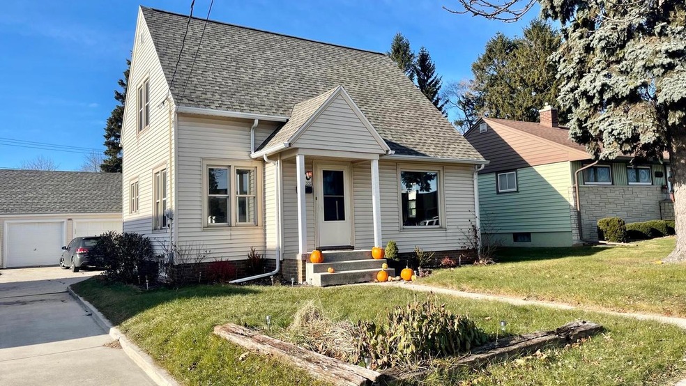 1332 N 8th St, Manitowoc, WI 54220 - photo 1