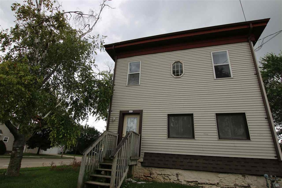303 W 9th Ave, Oshkosh, WI 54902 - photo 1