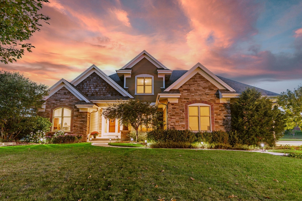 1005 E Oak Ct, Oak Creek, WI 53154 - photo 1