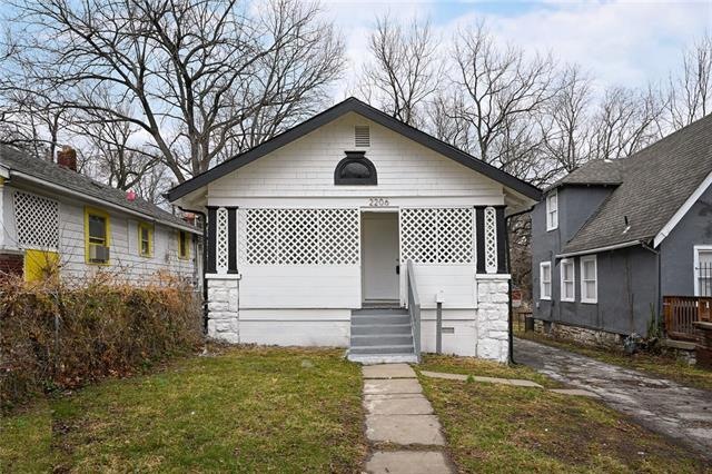 2206 E 58th St, Kansas City, MO 64130 - photo 1