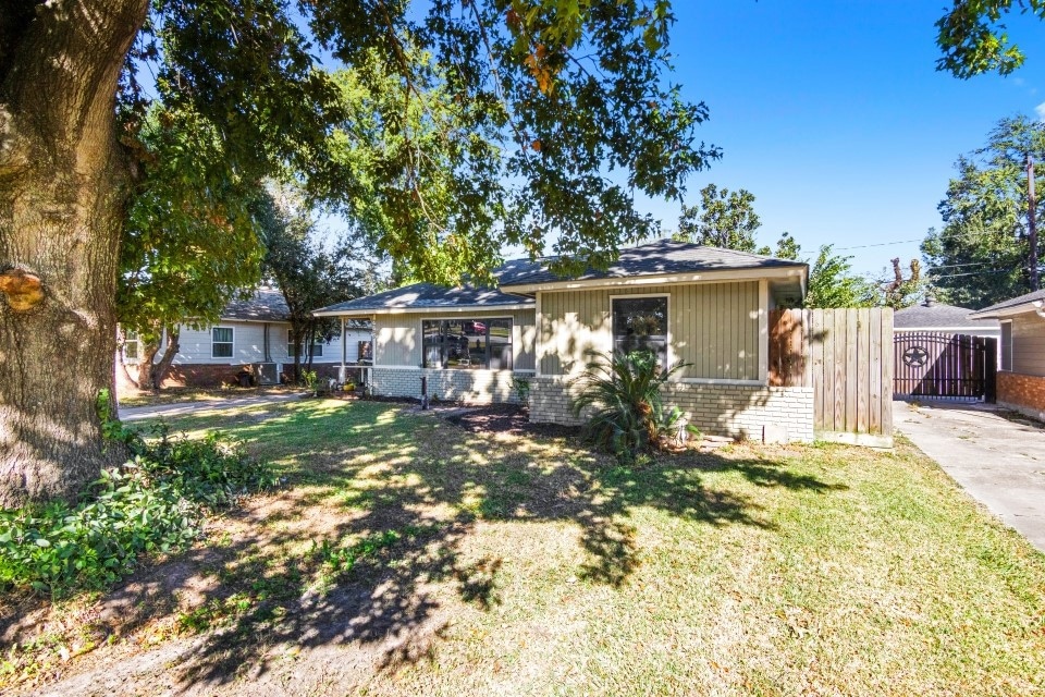 7735 Oak Vista St, Houston, TX 77087 - photo 1