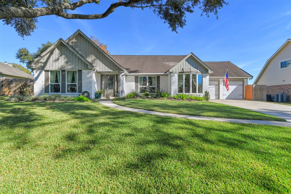 5459 Apple Blossom Ln, Friendswood, TX 77546 - photo 1