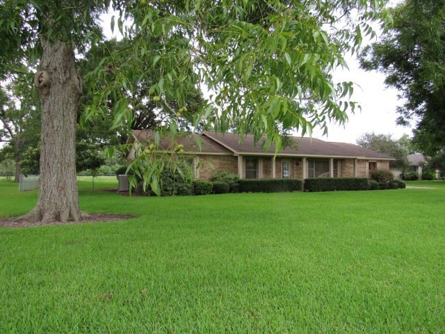 302 Brazos Dr, Bay City, TX 77414 - photo 1