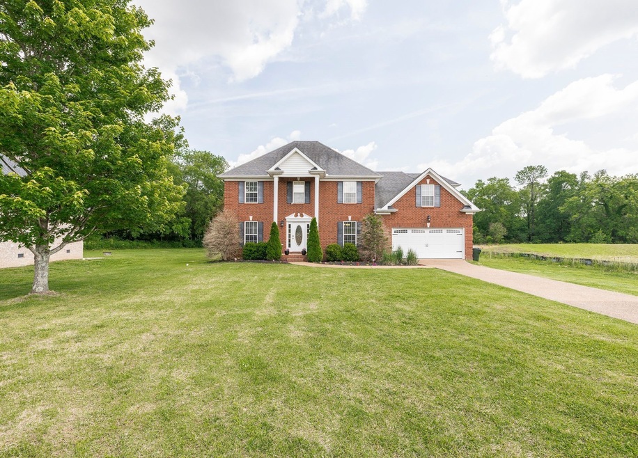 Welcome to 161 Summerlin Dr in the growing city of Gallatin.