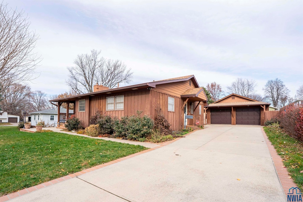 123 10th St SW, Le Mars, IA 51031 - photo 1