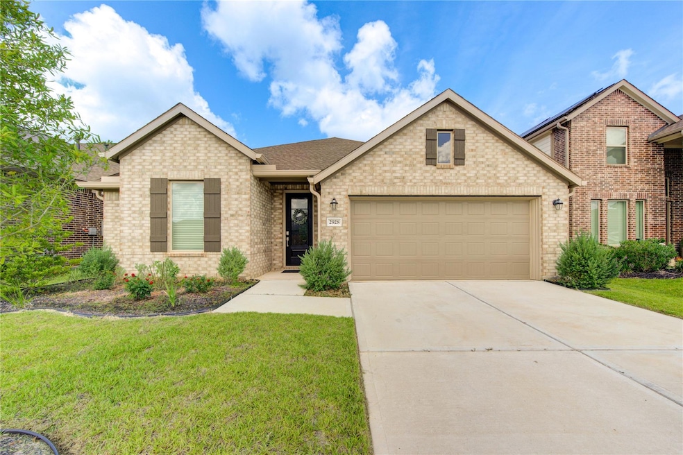View of front of home featuring a garage, drivewa