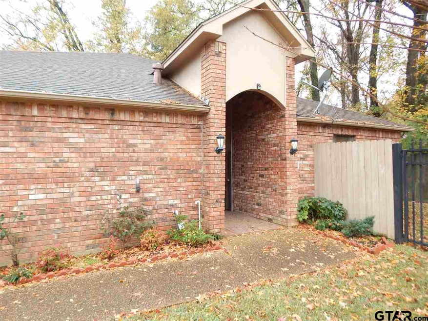 424 424 Amberwood, Tyler, TX 75701 - photo 1