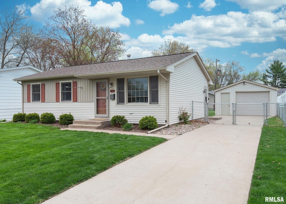 2214 W 34th St, Davenport, IA 52806 - photo 1
