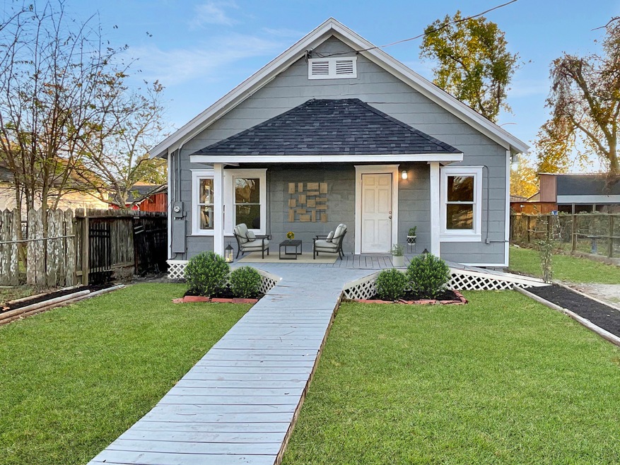 709 W Cleveland St, Alvin, TX 77511 - photo 1