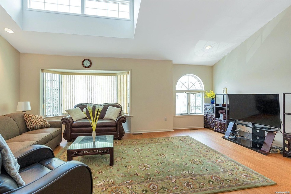 239 Oak Park Dr unit 14B, Little Neck, NY 11362 - photo 1