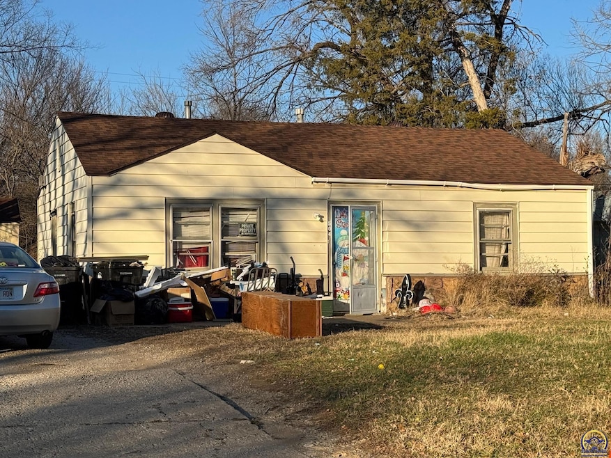 504 SE Pinecrest Dr, Topeka, KS 66605 - photo 1