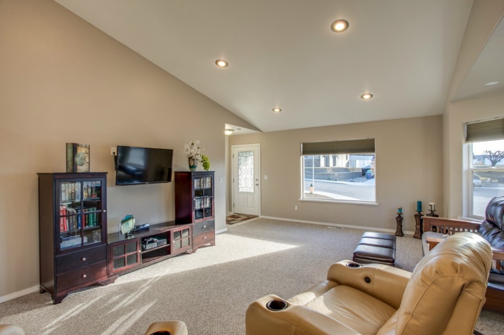 616 S James Ave, East Wenatchee, WA 98802 - photo 1