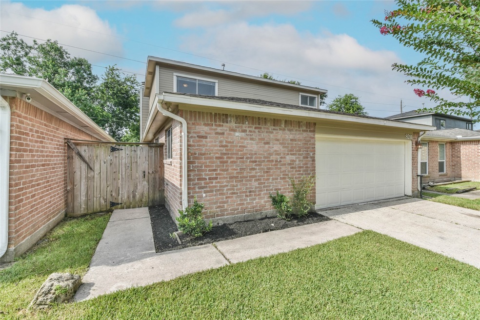 8211 E Ridge Dr, Houston, TX 77040 - photo 1
