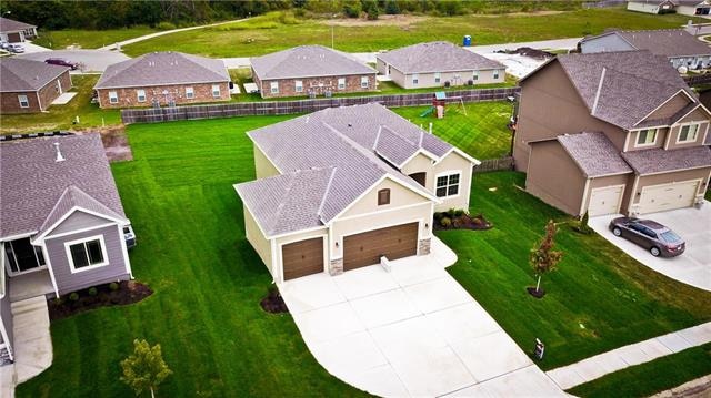 421 Meadowlark Dr, Raymore, MO 64083 - photo 1