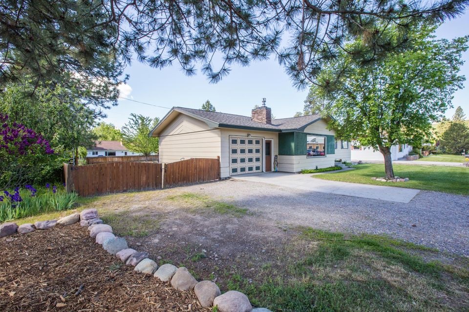 1215 Pineview House front 1