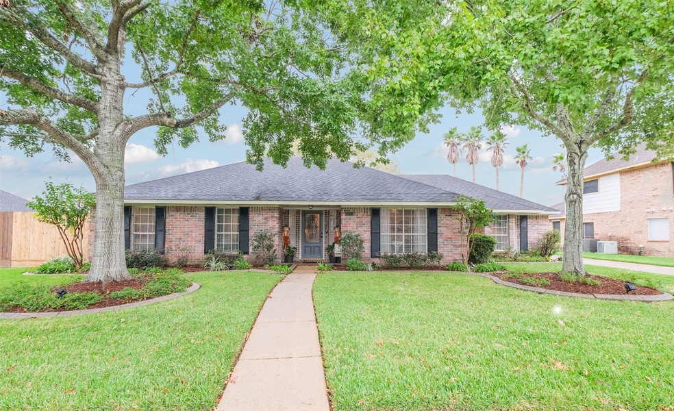 2004 Plantation Dr, Friendswood, TX 77546 - photo 1