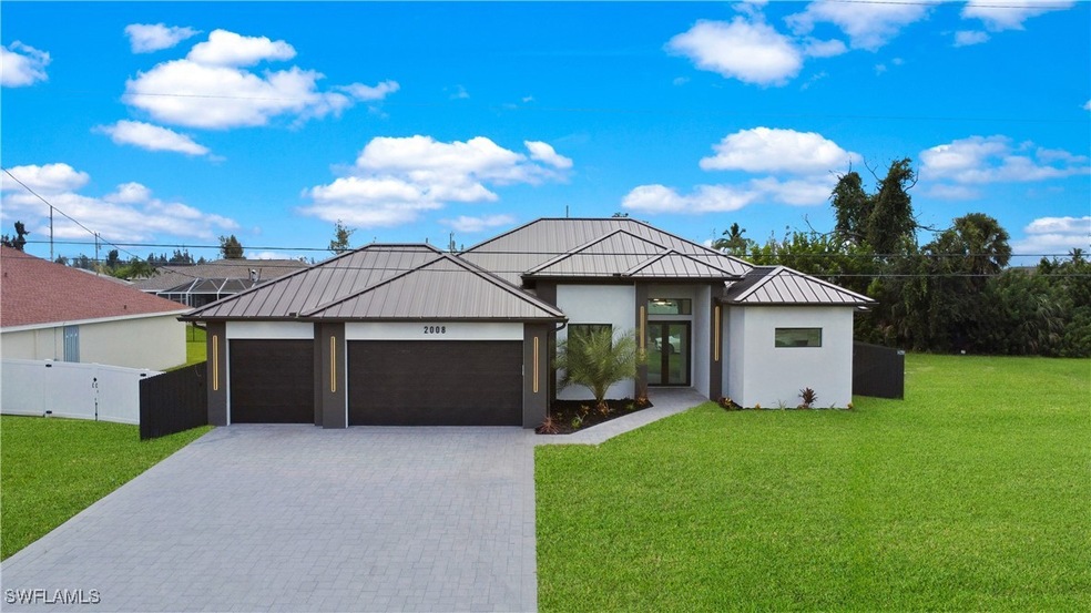View of front of property featuring a front lawn a