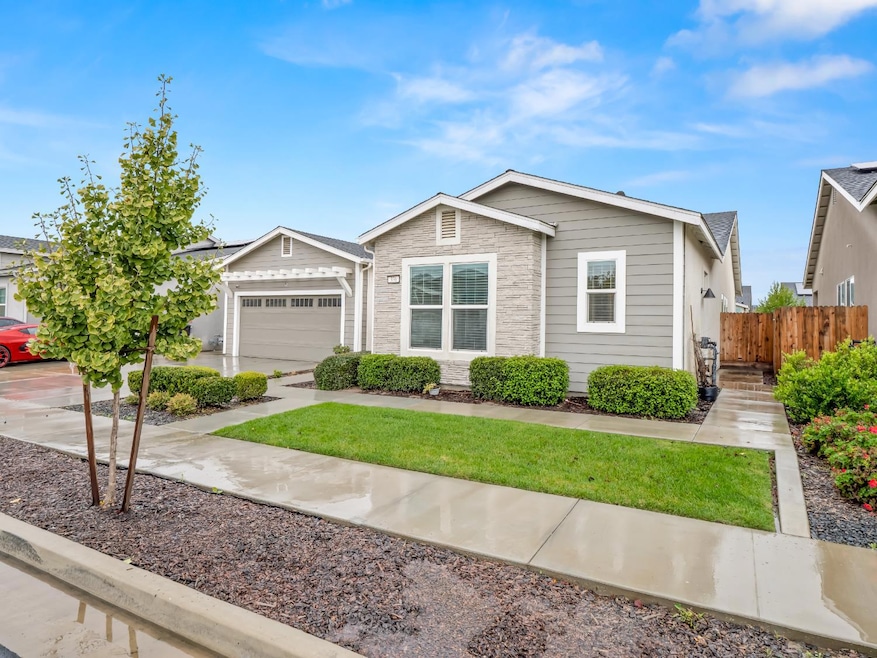 336 E Tyler Ct, Visalia, CA 93291 - photo 1