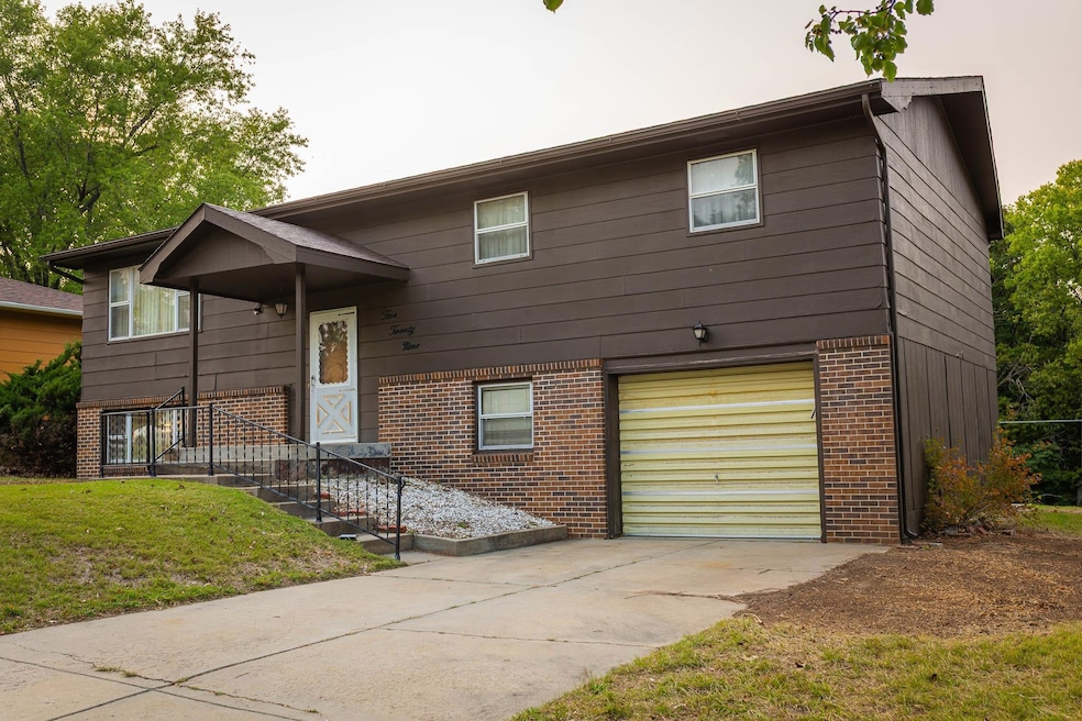 529 W 18th St, Concordia, KS 66901 - photo 1