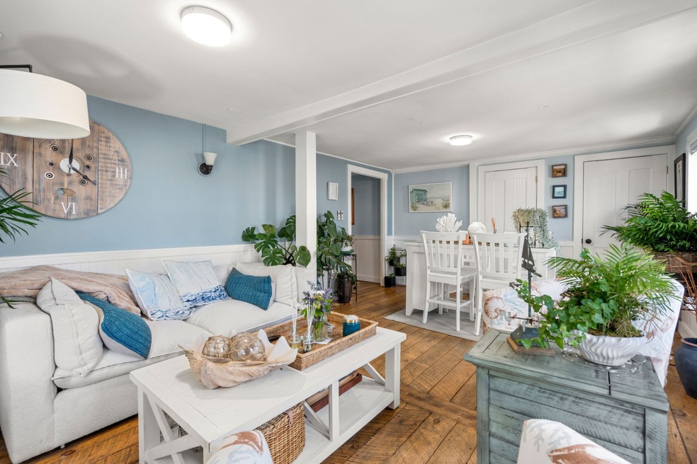 37 Circuit Ave unit 2, Oak Bluffs, MA 02557 - photo 1