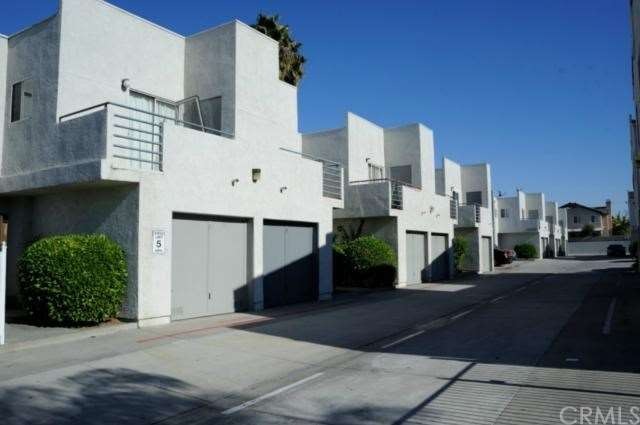 each unit is 2 stories townhouse style unit with a