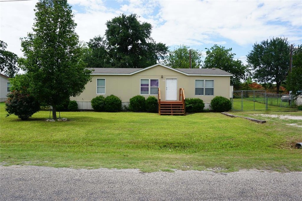 900 Skylark Dr, Granbury, TX 76049 - photo 1