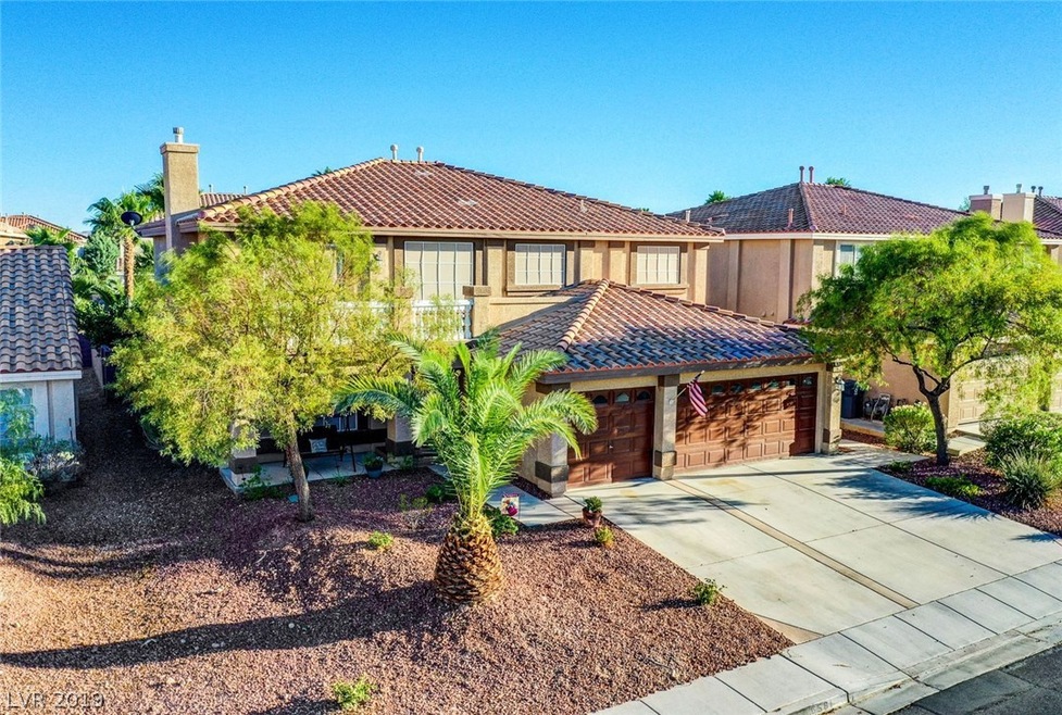 STUNNING FIVE BEDROOM/THREE CAR GARAGE BEAUTY LOCA