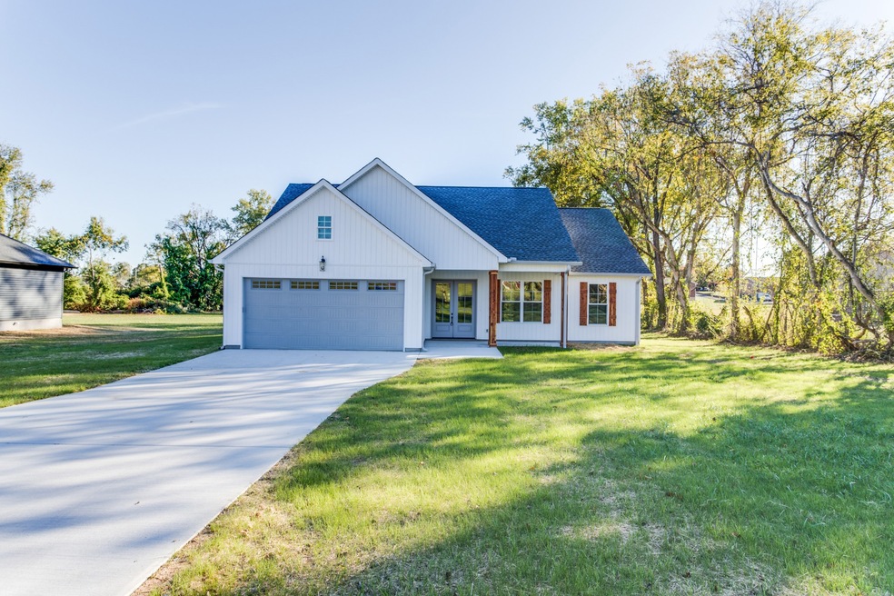 127 Lagoon Dr, McMinnville, TN 37110 - photo 1