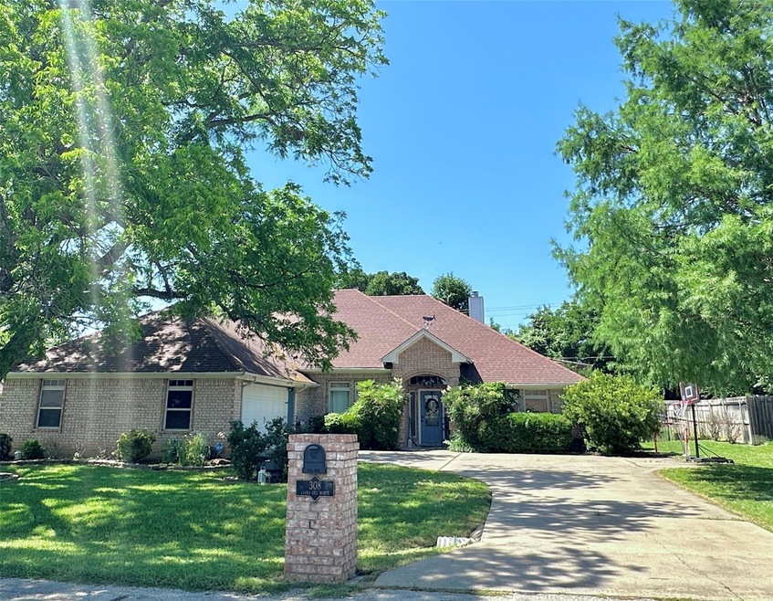 308 Casas Del Norte St, Granbury, TX 76049 - photo 1