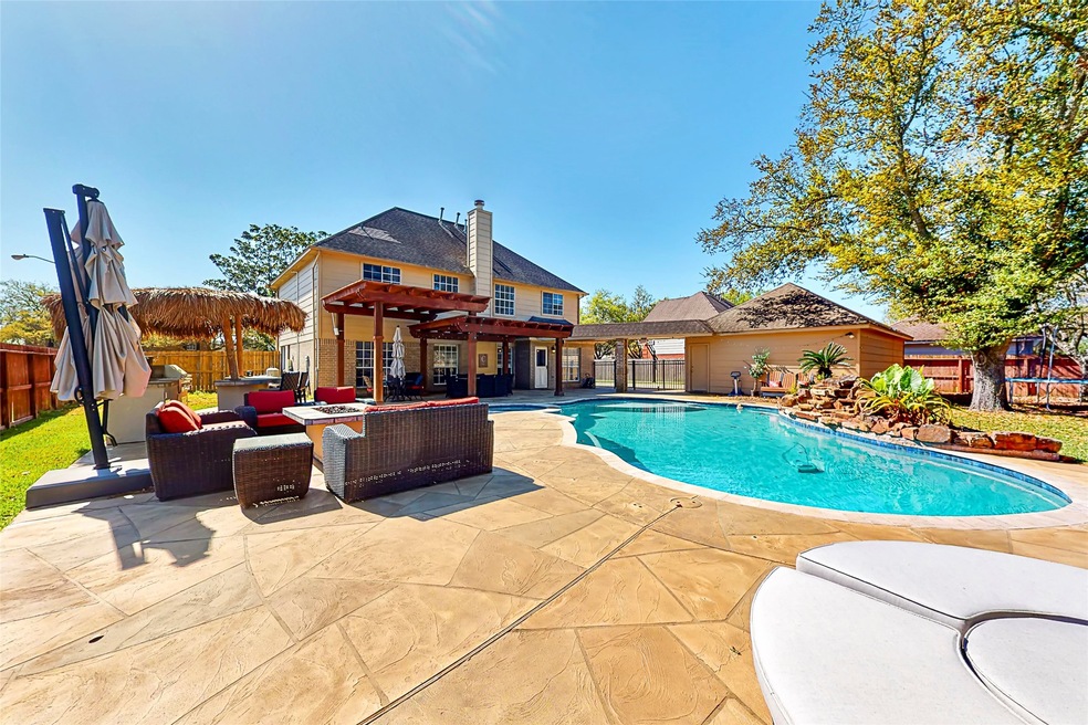 402 Regency Ct, Friendswood, TX 77546 - photo 1