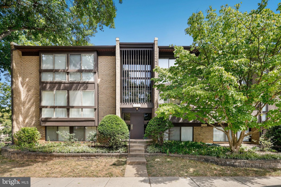 11556 Rolling Green Ct unit 201, Reston, VA 20191 - photo 1