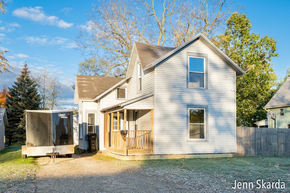 927 Charles St, Belding, MI 48809-1