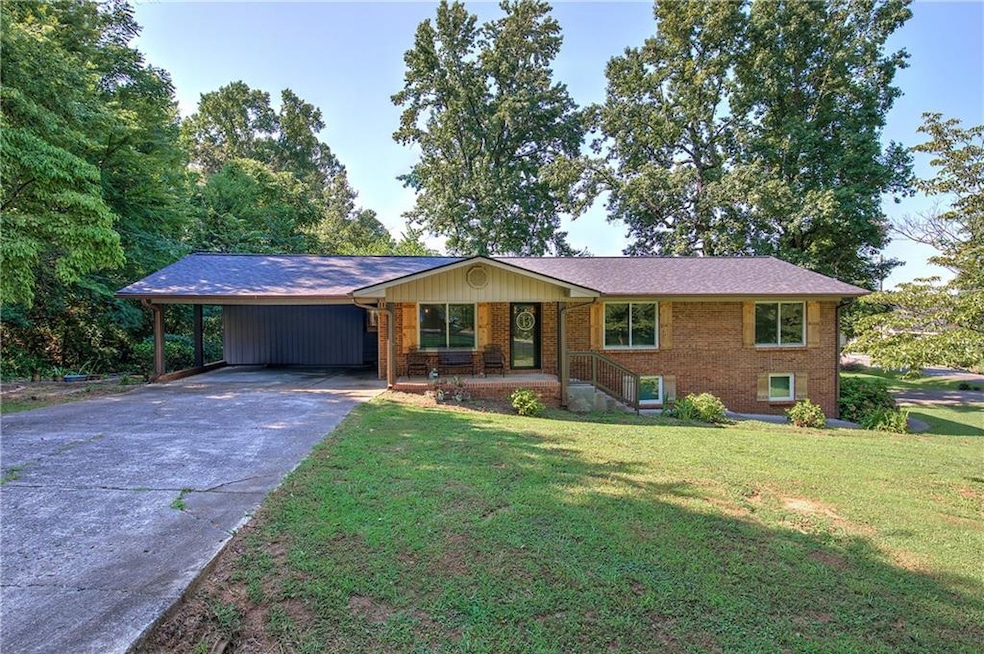 Sought after brick ranch home, minutes to I-75 and