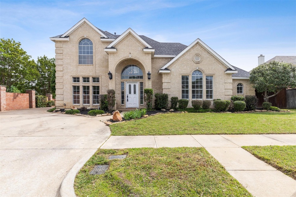 View of front of house featuring a front yard