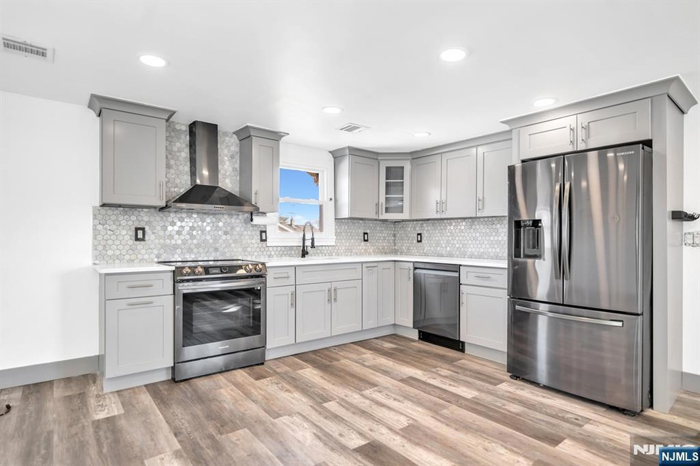 208 Riverside Ave unit 2, Lyndhurst, NJ 07071 - photo 1