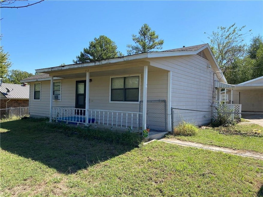 212 E Beech St, Tecumseh, OK 74873 - photo 1