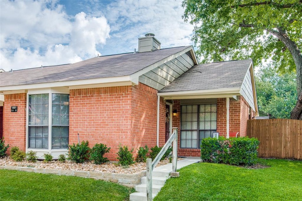 Great end unit with cute porch.