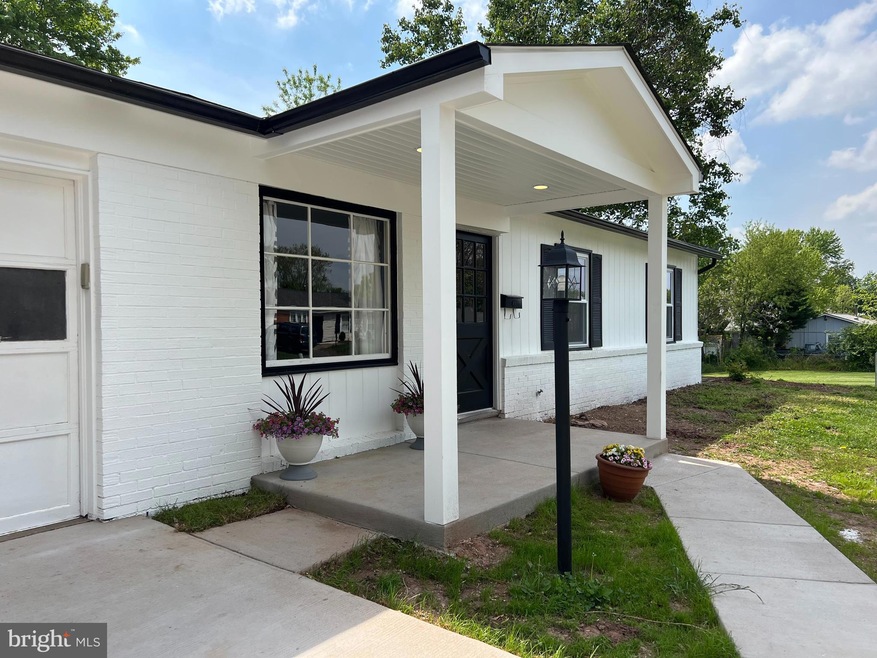 509 W Nettle Tree Rd, Sterling, VA 20164 - photo 1