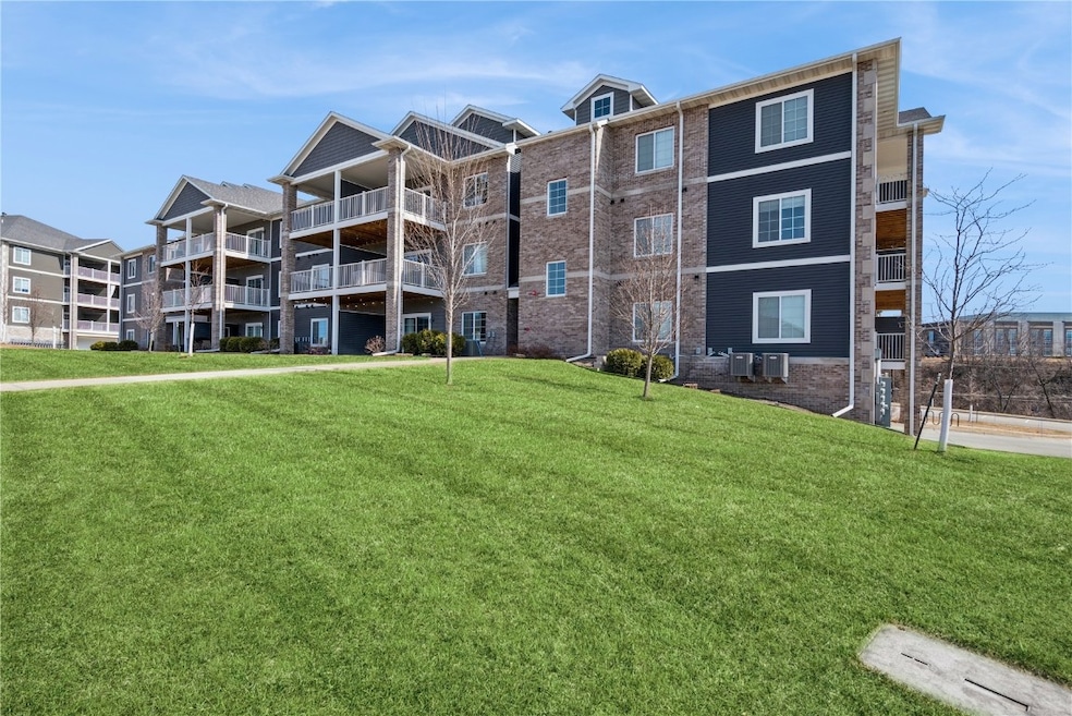 2867 Spring Rose Cir unit 109, Coralville, IA 52241 - photo 1
