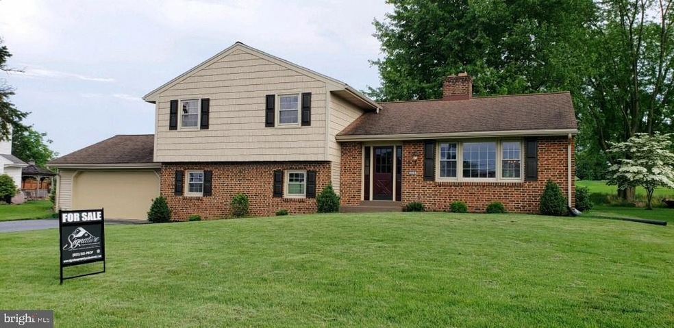 218 E Spruce St, New Holland, PA 17557 - photo 1